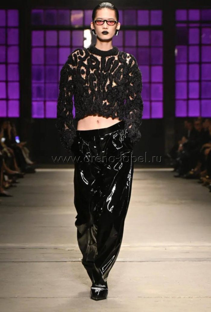 Образ Roberto Cavalli на Milan Fashion Week — чёрный кружевной топ и глянцевые брюки в готической эстетике