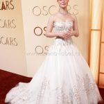 Девушка в белом пышном платье на красной дорожке «Оскар»