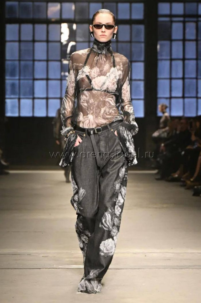 Полупрозрачная блуза и свободные брюки с блеском в чёрной палитре Roberto Cavalli, Milan Fashion Week