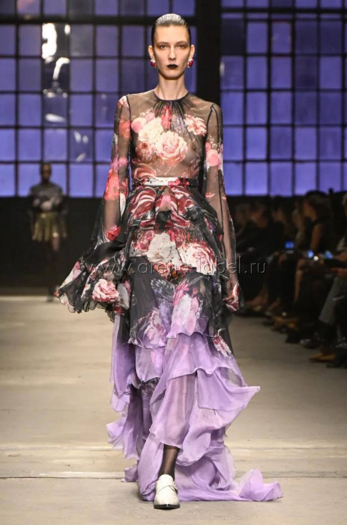 Платье с объёмными розами и каскадом тюля в готической интерпретации Roberto Cavalli