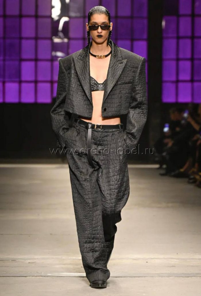 Чёрный костюм oversize с укороченным топом и массивными плечами на Milan Fashion Week