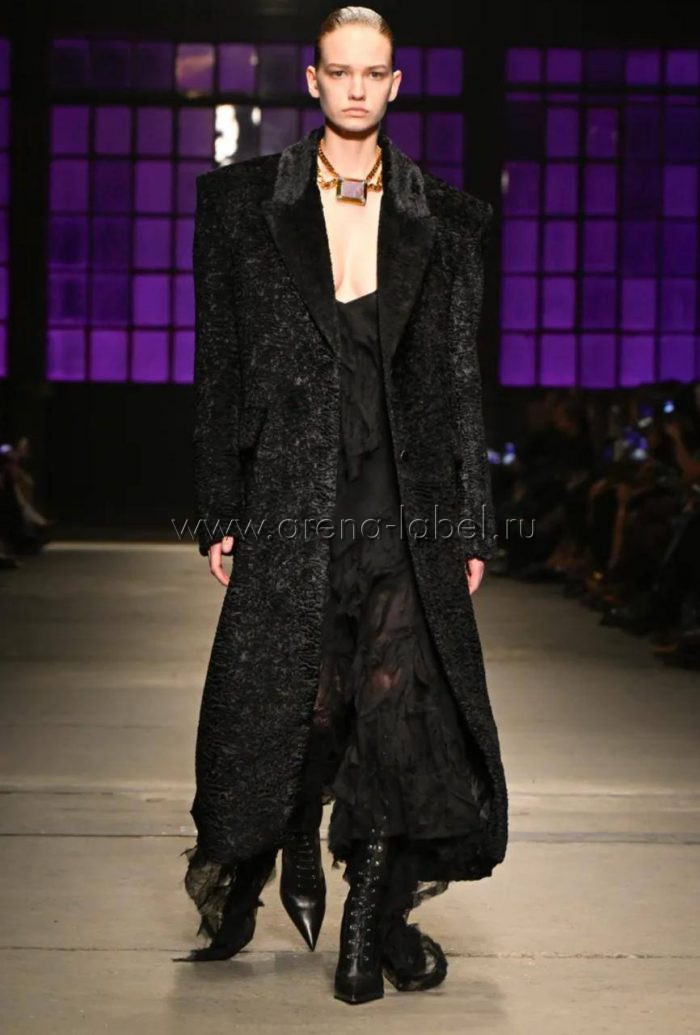 Длинное чёрное пальто с текстурированной поверхностью и строгим силуэтом Roberto Cavalli