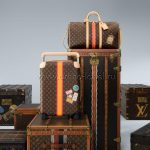 Коллекция чемоданов и сумок Louis Vuitton с фирменной монограммой LV и цветными полосами — сочетание классического паттерна и современного переосмысления