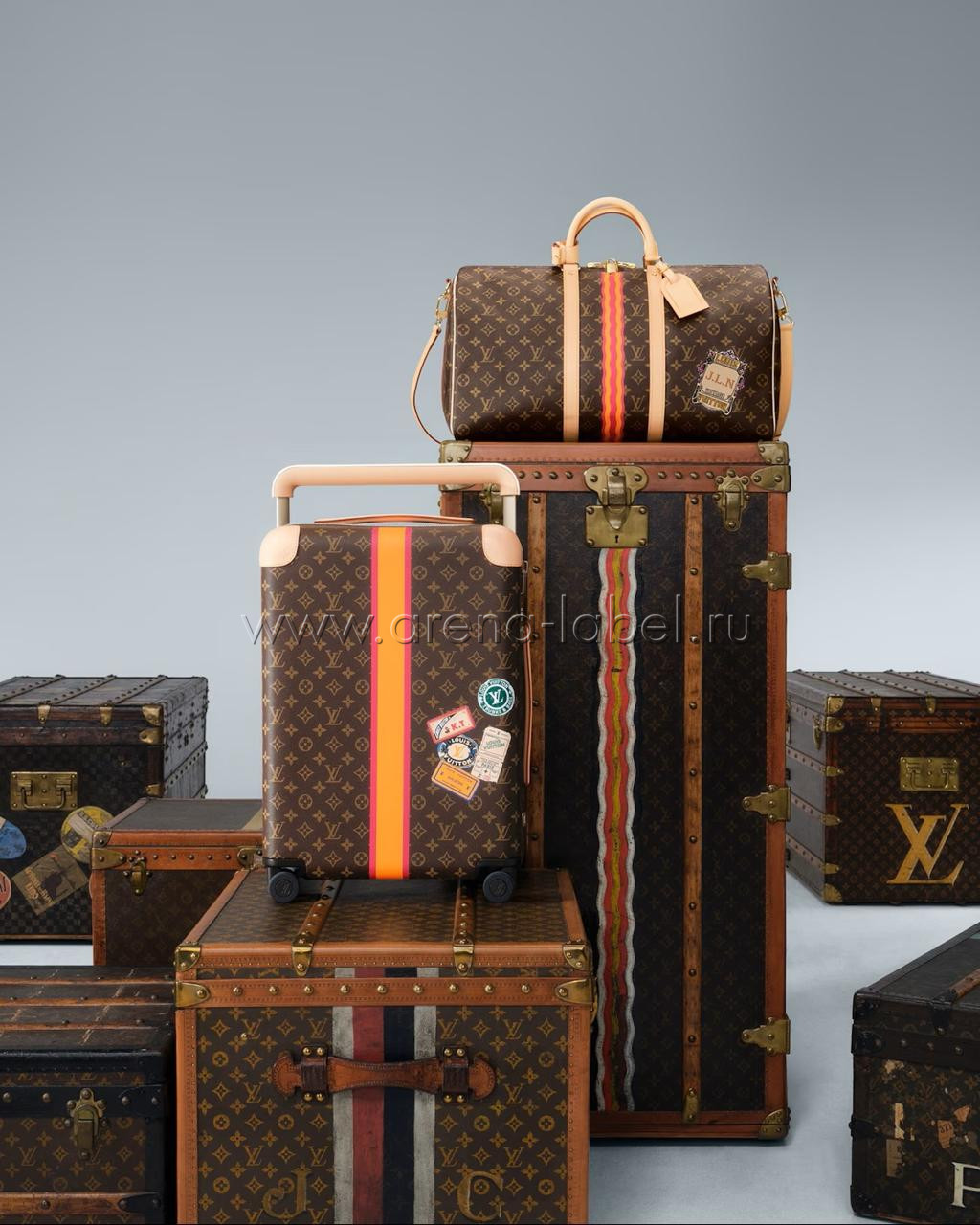 Коллекция чемоданов и сумок Louis Vuitton с фирменной монограммой LV и цветными полосами — сочетание классического паттерна и современного переосмысления