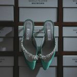 Атласные туфли Balenciaga x Manolo Blahnik с декоративной серебристой отделкой на фоне фирменных коробок.